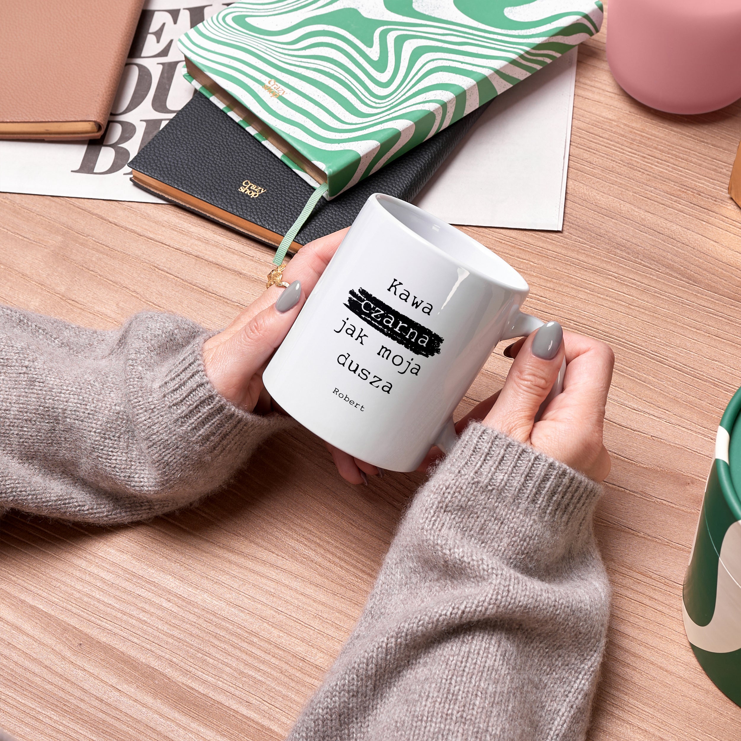 Kubek z dedykacją - Kawa Czarna Jak Dusza - prezent dla kolegi z pracy kubek dla kolegi z pracy