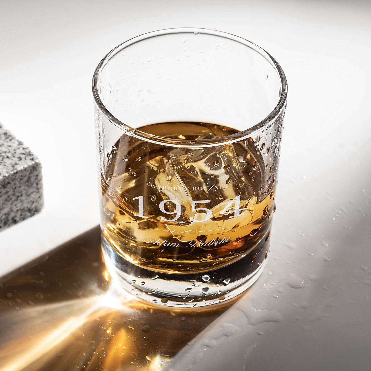 Grawerowana szklanka do whisky - elegancki prezent urodzinowy