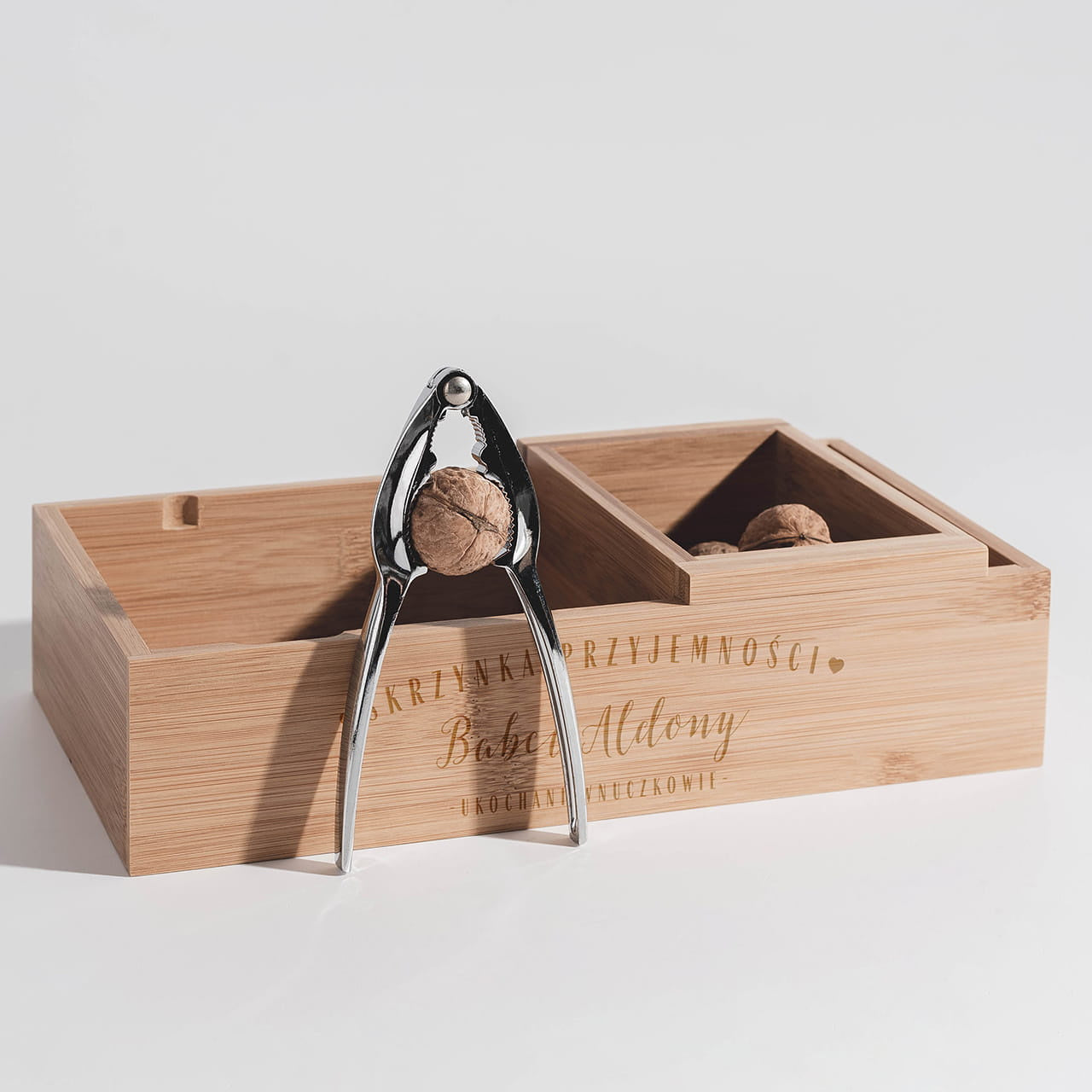 Dziadek do orzechów z pojemnikami na prezent dla babci dziadek do orzechów z grawerem dla babci