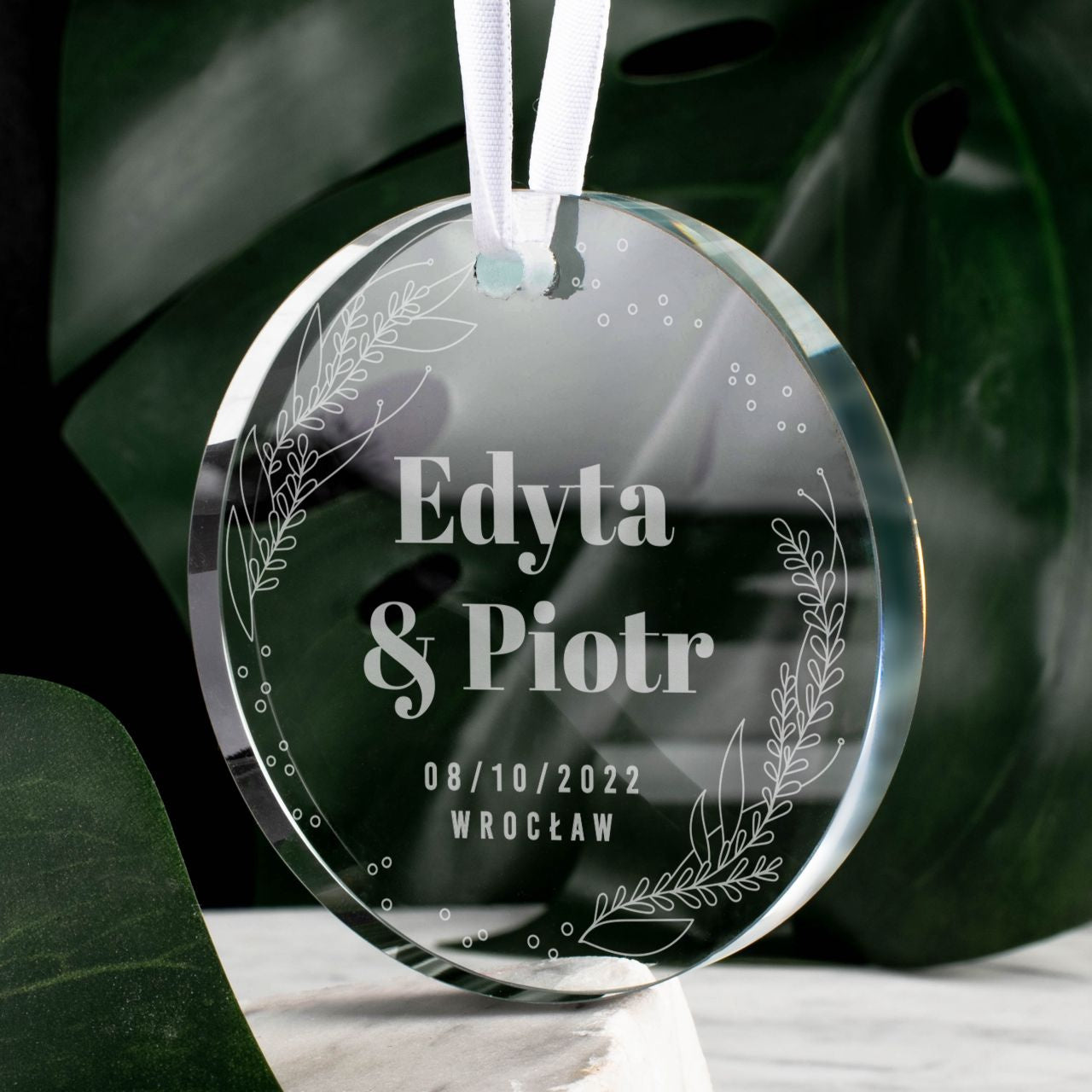 Szklana zawieszka z grawerem - pamiątka na ślub
