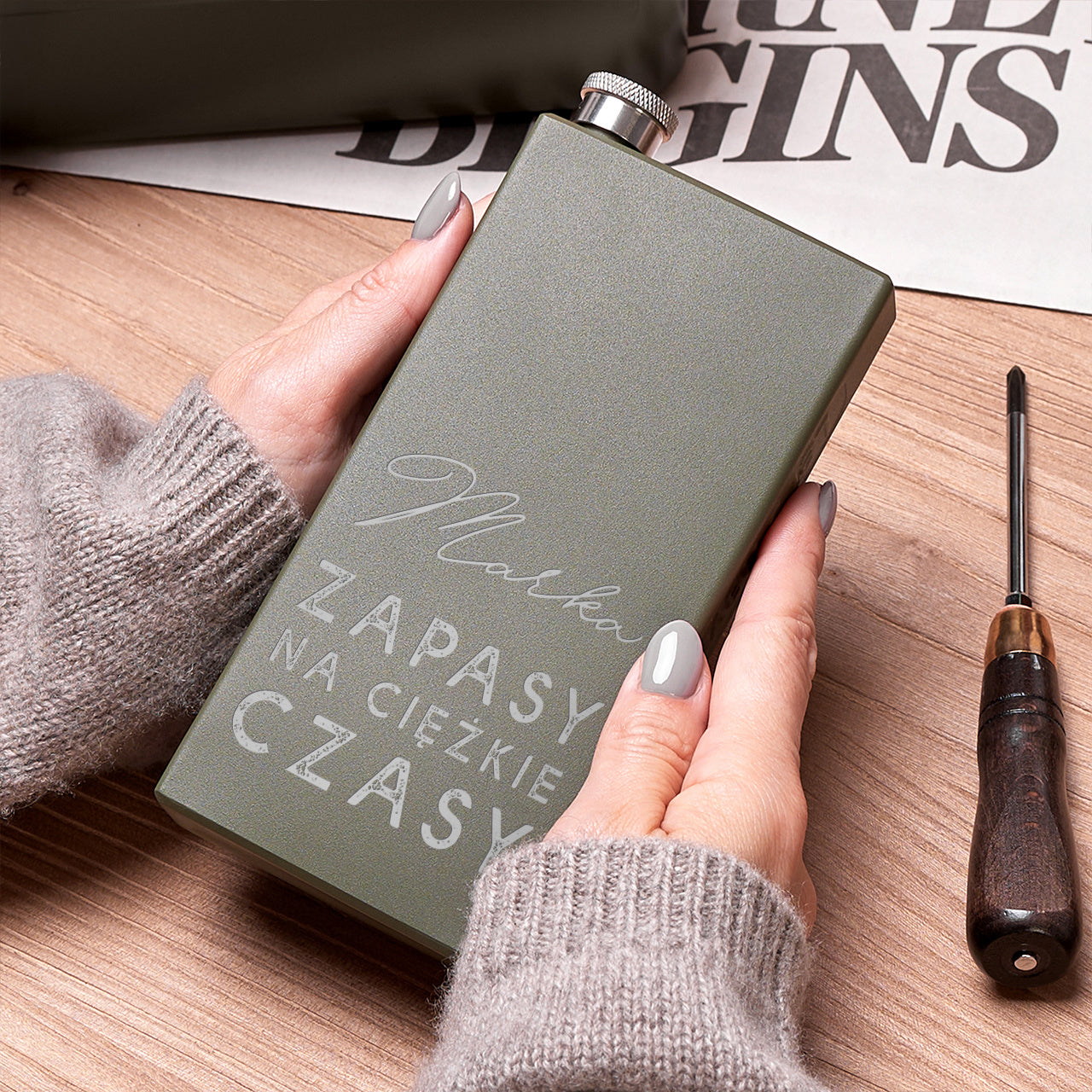 Piersiówka ze śmiesznym grawerem - zapasy na ciężkie czasy