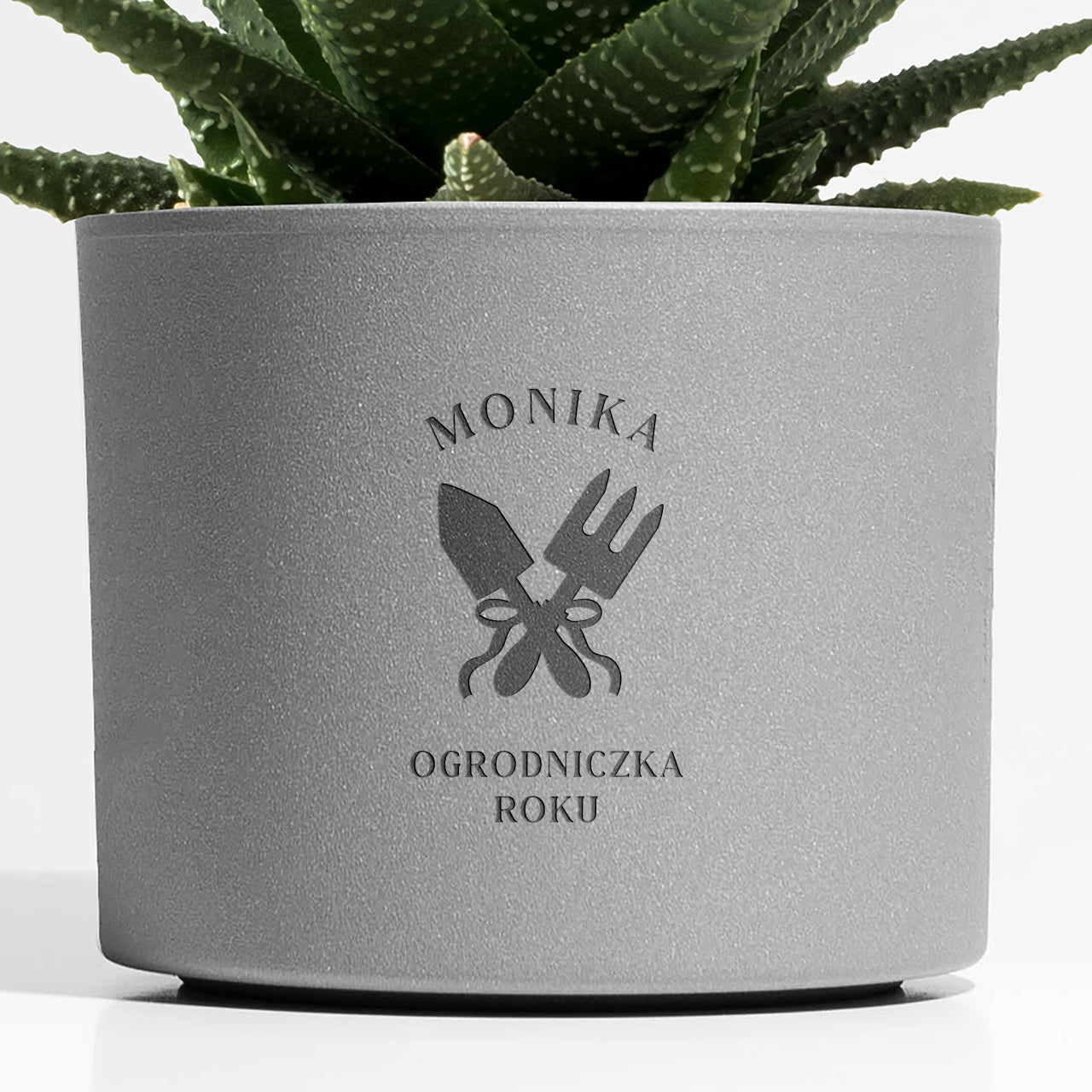 Grawerowana doniczka dla ogrodniczki