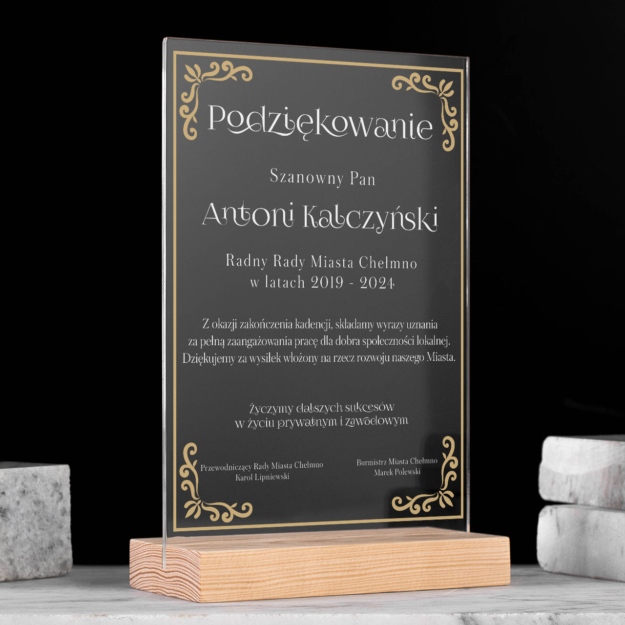 Statuetka z podziękowaniem dla radnego na koniec kadencji