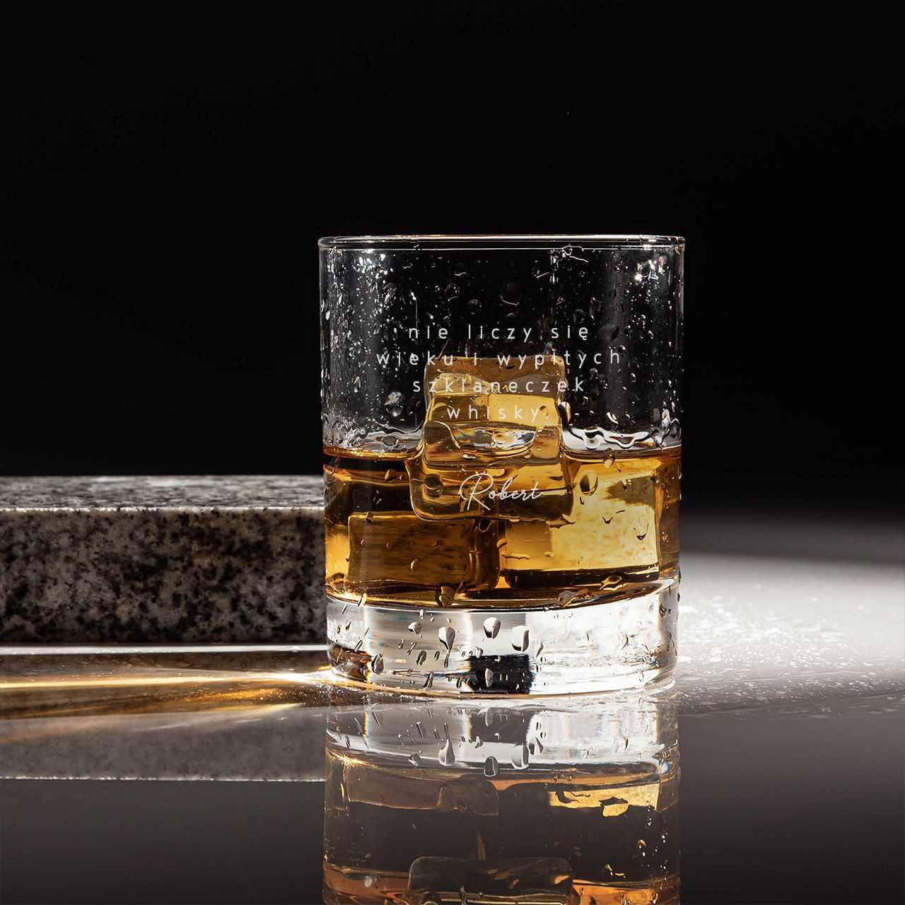 Grawerowana szklaneczka do whisky - urodzinowy prezent dla niego