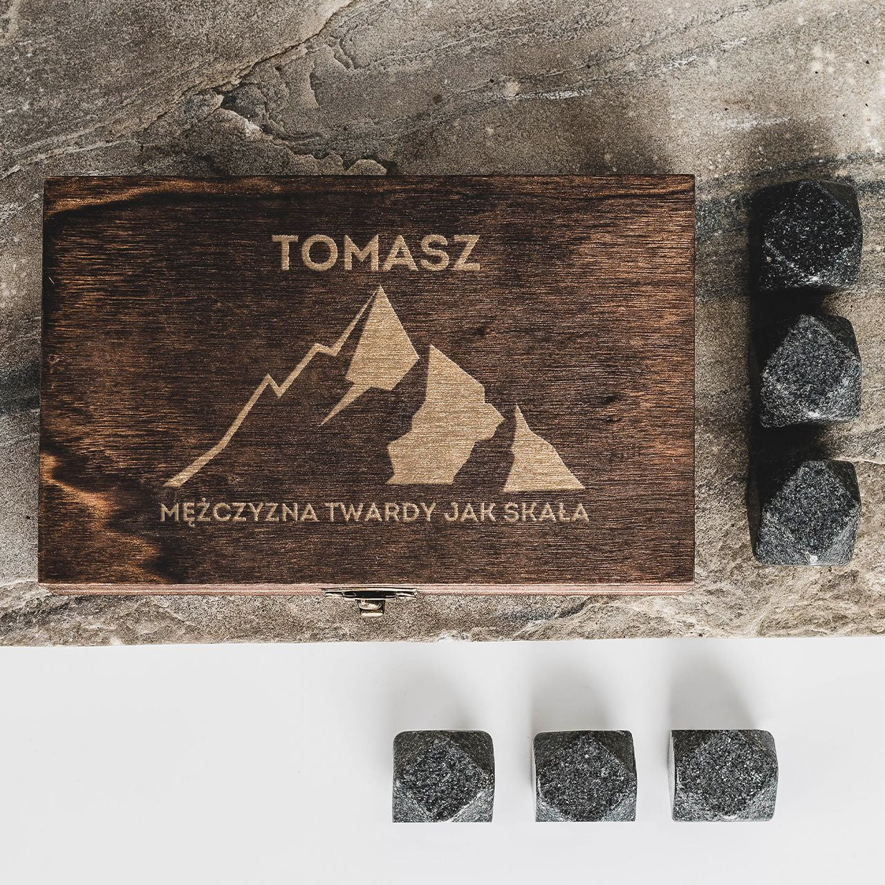 Personalizowane kamienie do whisky - prezent dla górołaza
