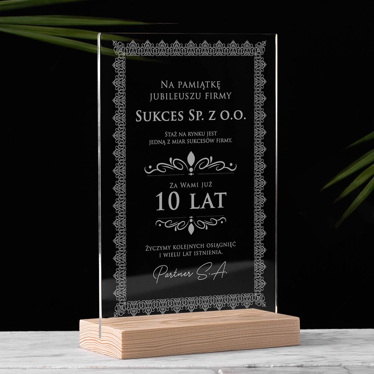 Grawerowana statuetka z okazji jubileuszu firmy