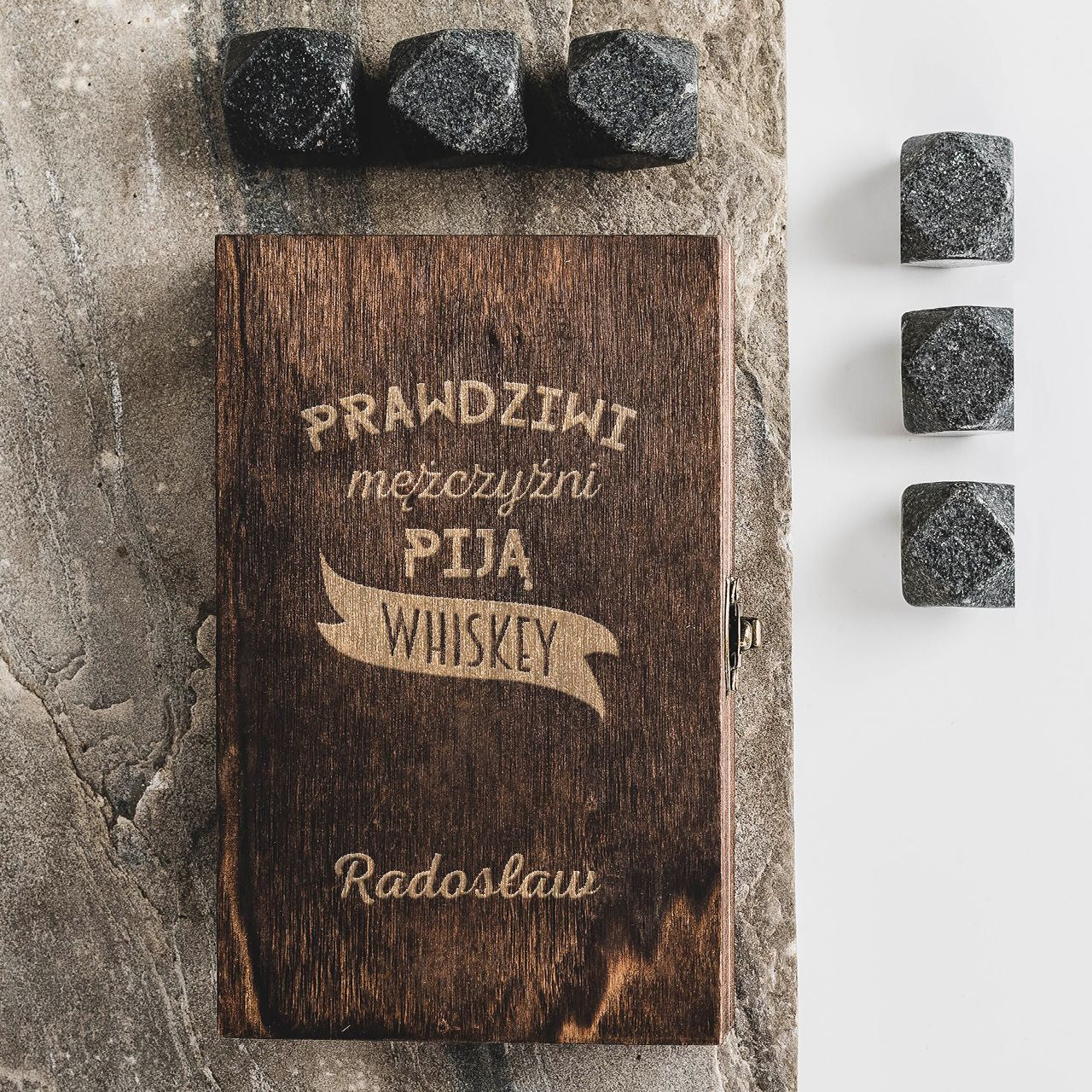 Personalizowane kamienie do alkoholu - prezent dla faceta na urodziny kamienie do whisky prezent dla mężczyzny