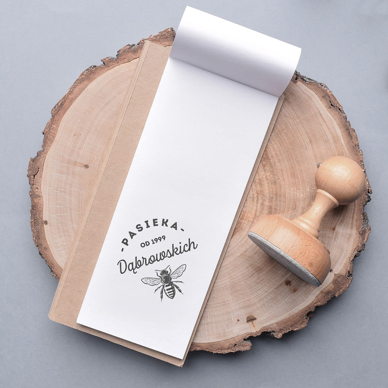 Drewniany stempel na prezent dla pszczelarza stempel personalizowany prezent dla miłośnika pszczół