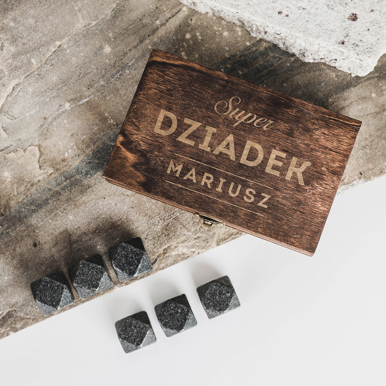 Granitowe kamienie do whiskey - prezent na Dzień Dziadka