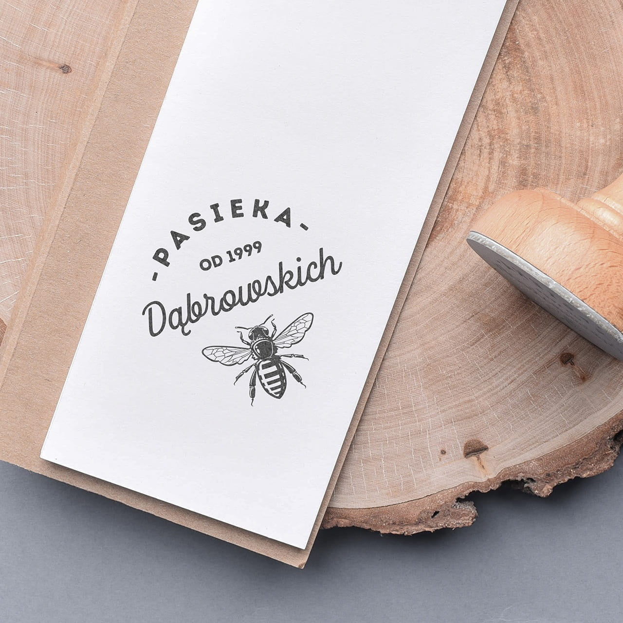 Drewniany stempel na prezent dla pszczelarza stempel personalizowany prezent dla miłośnika pszczół