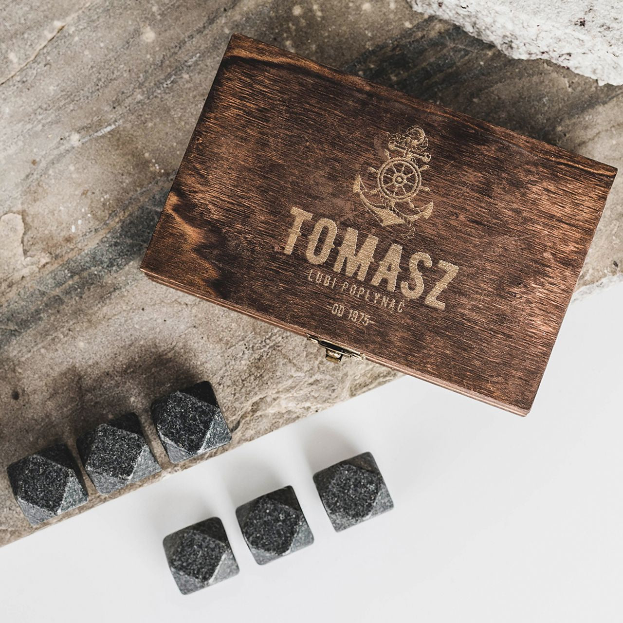 Personalizowane kamienie do whisky - prezent dla marynarza kamienne kostki do whisky