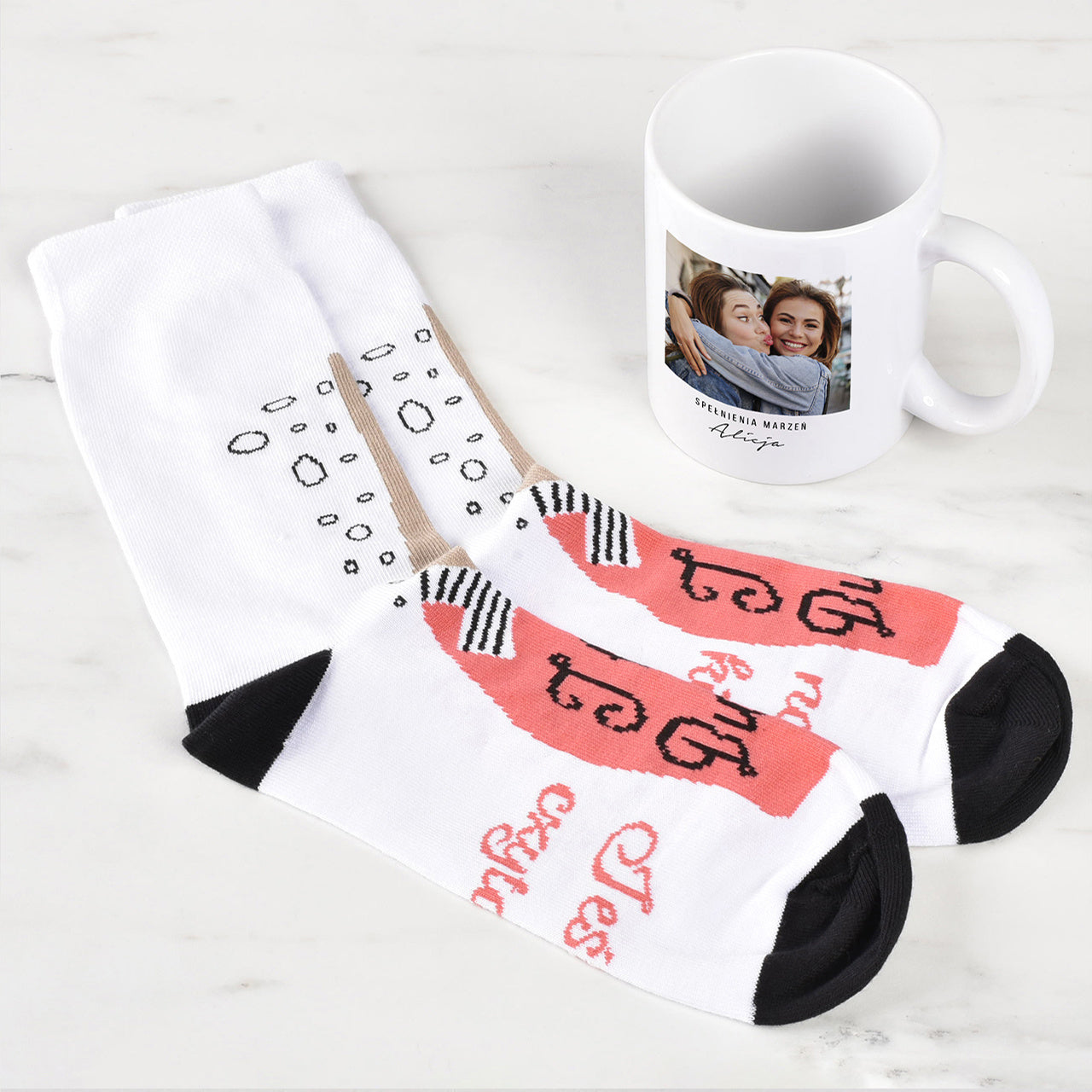 Zestaw prezentowy kubek i skarpety - personalizowany prezent dla koleżanki