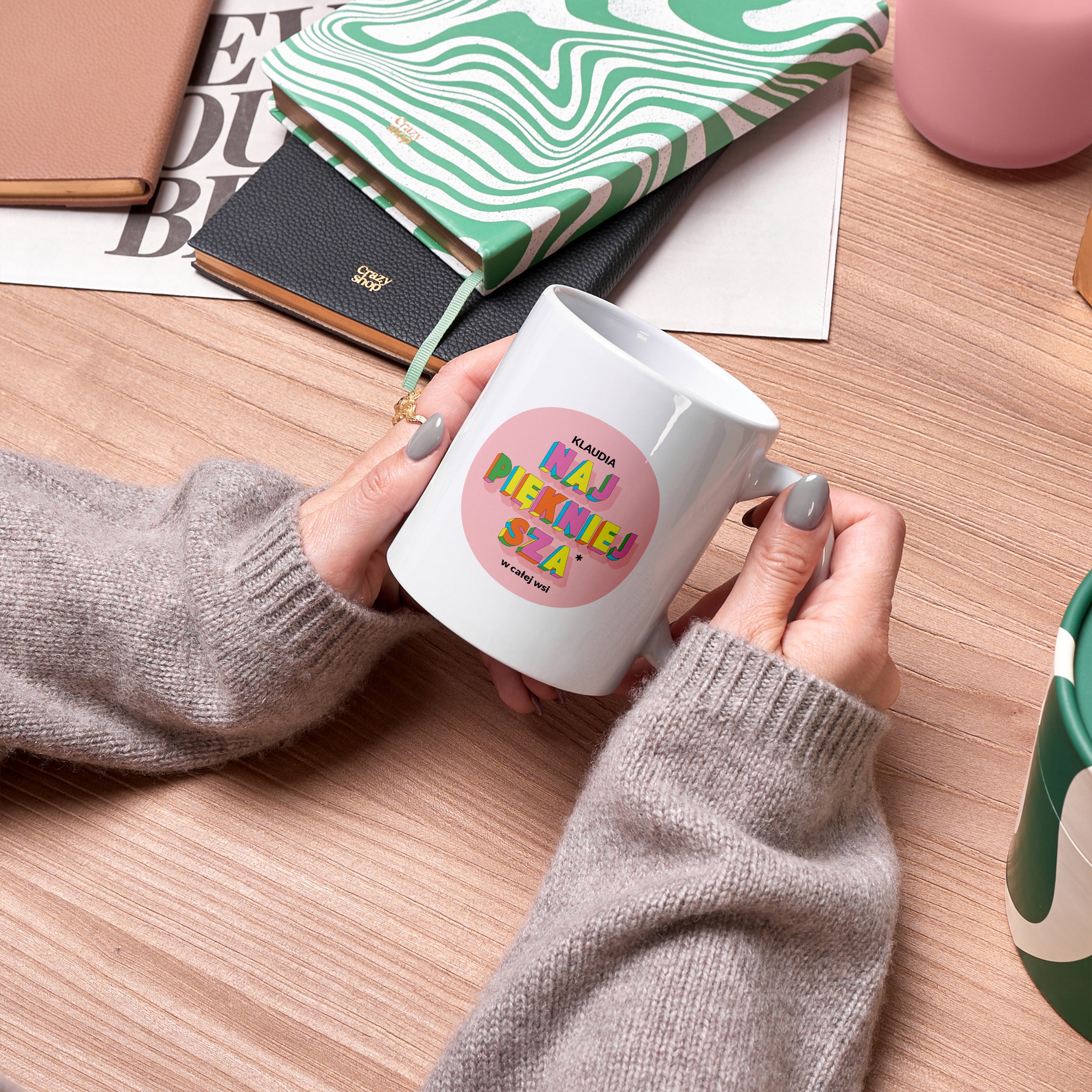 Personalizowany kubek dla koleżanki - Najpiękniejsza W Całej Wsi prezent dla koleżanki kubek personalizowany