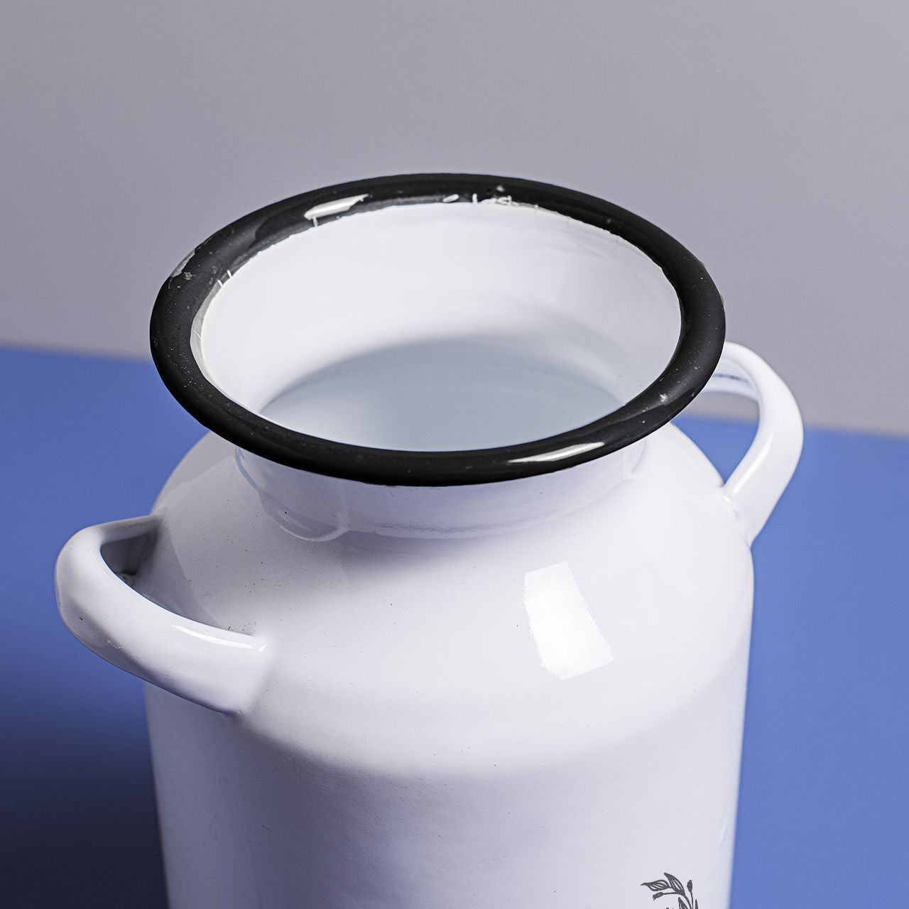 Emaliowany wazon z monogramem