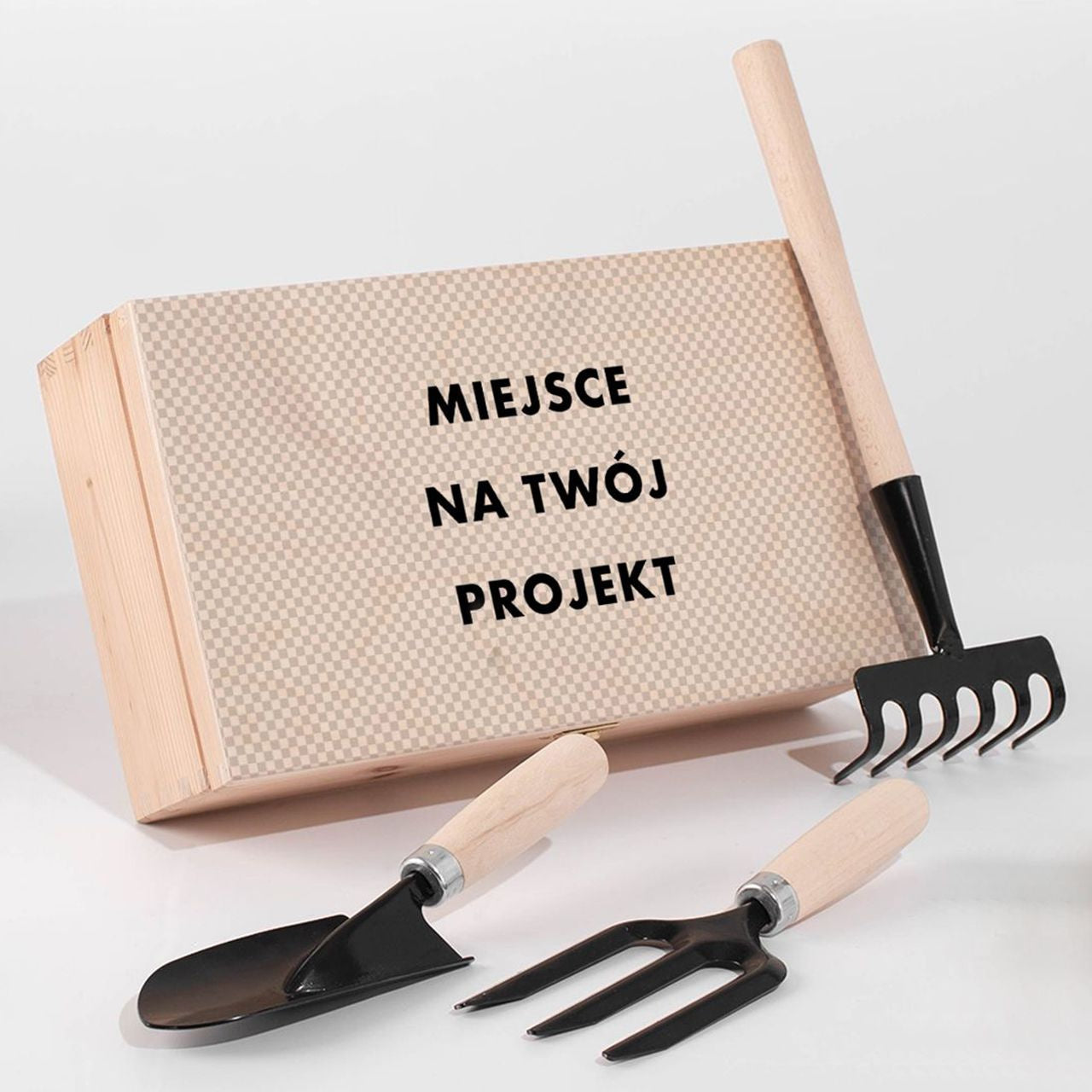 Narzędzia ogrodowe w skrzynce z własnym napisem