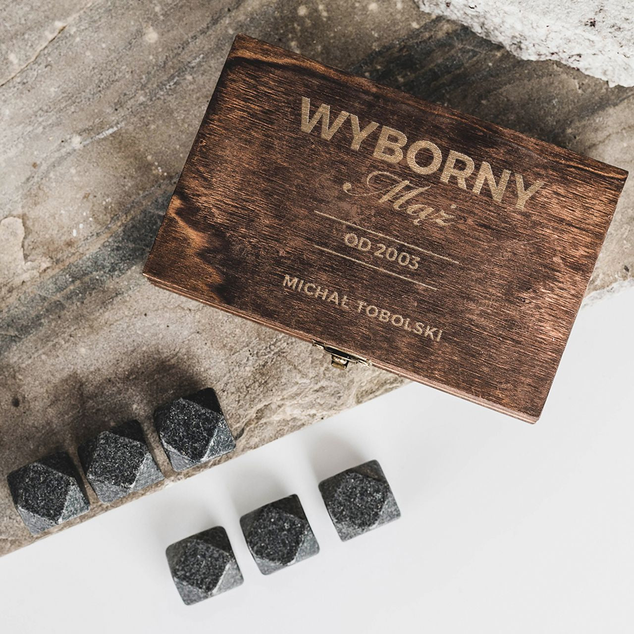 Personalizowane kamienie do whisky - oryginalny prezent dla męża prezent na rocznicę ślubu dla męża