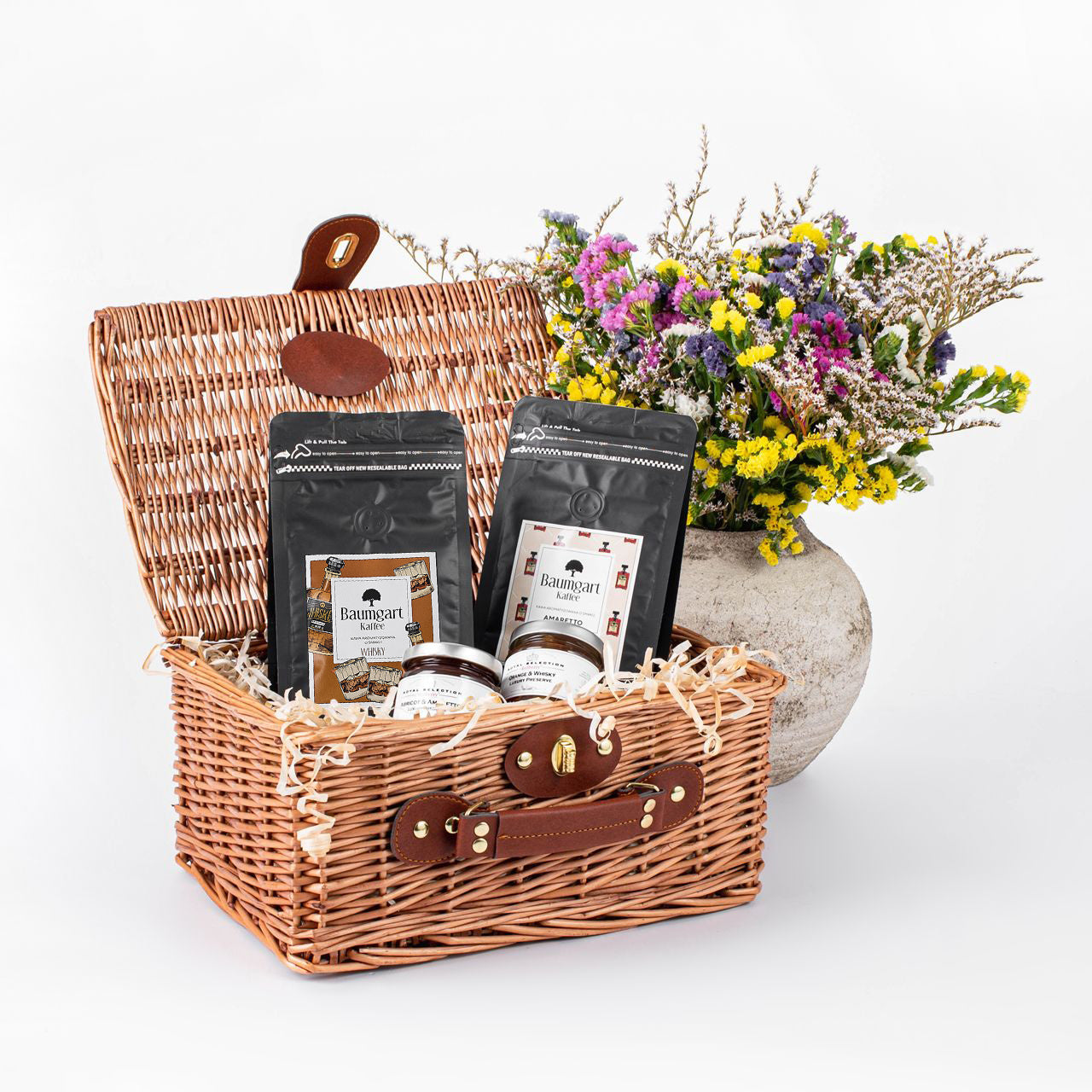 Wiklinowy kosz prezentowy - kawy i konfitury