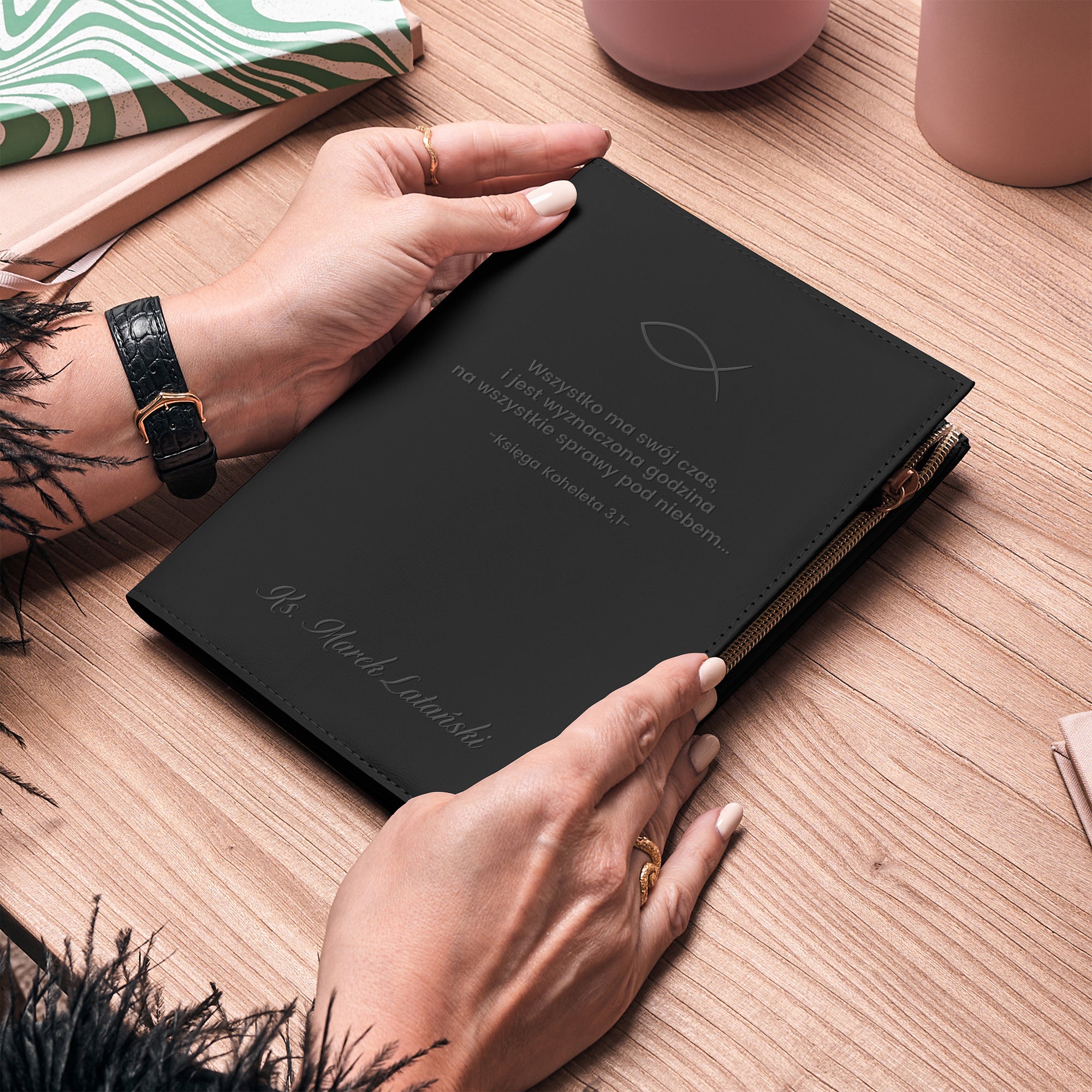 Grawerowany notes - prezent dla księdza elegancki prezent dla księdza personalizowany notatnik