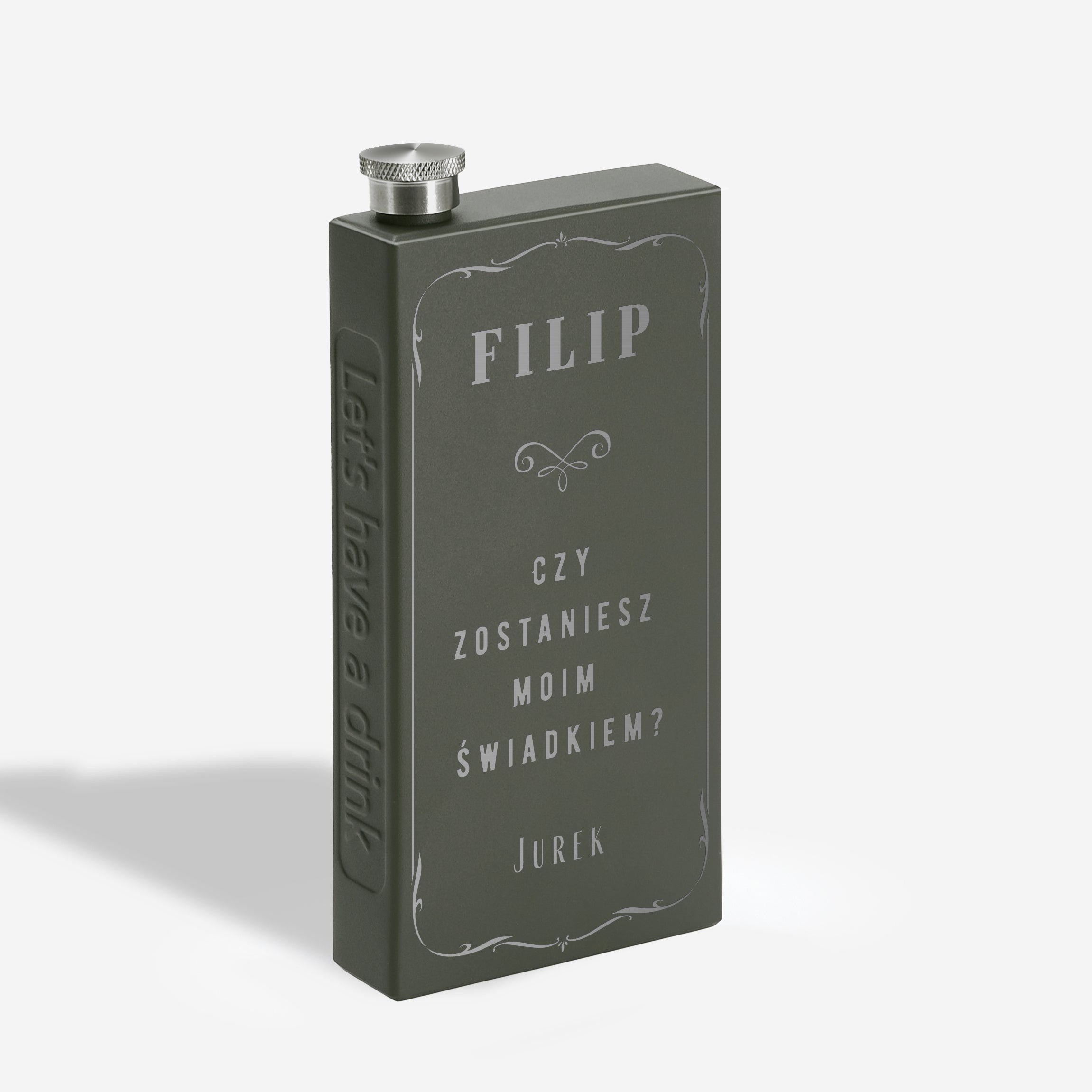 Grawerowana piersiówka z pytaniem o świadkowanie