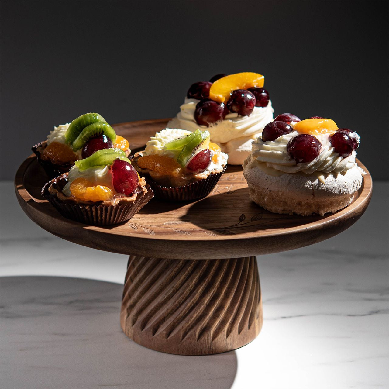 Drewniana patera na tort - prezent dla miłośniczki pieczenia