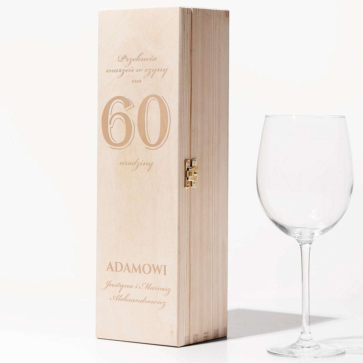 Grawerowana skrzynka na alkohol - prezent na 60. urodziny