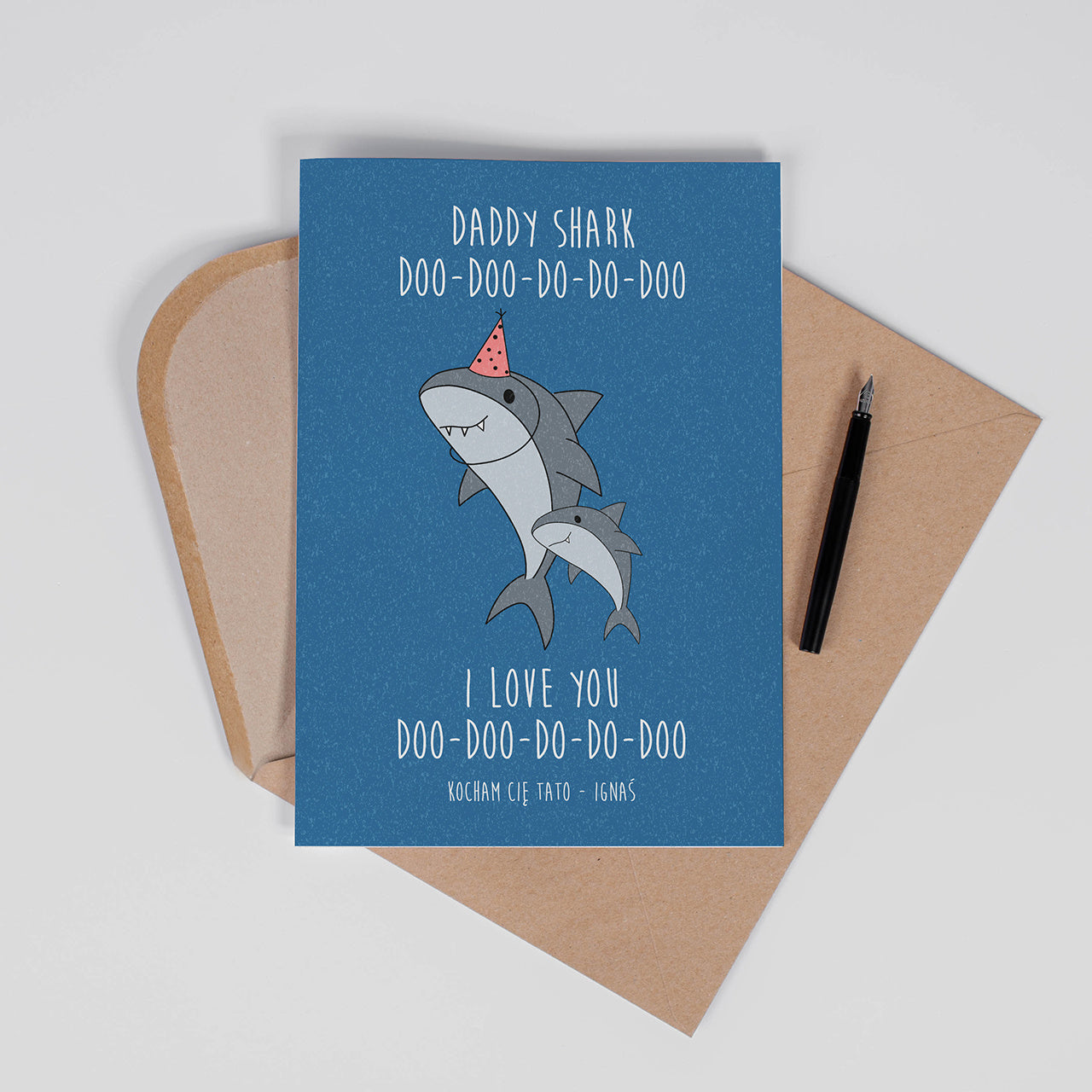 Śmieszna kartka na Dzień Taty - Daddy Shark upominek na dzień taty kartka na dzień taty
