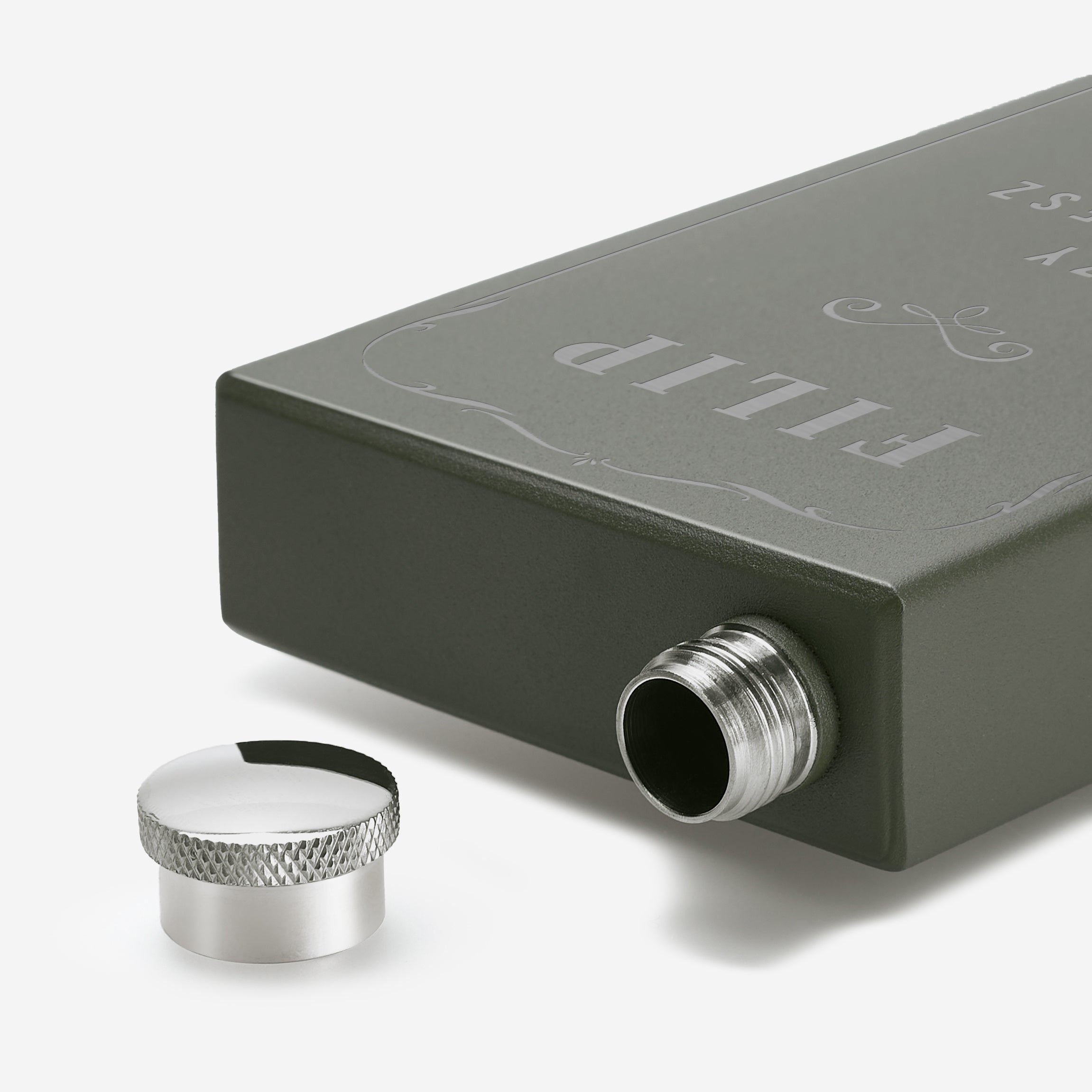 Grawerowana piersiówka z pytaniem o świadkowanie