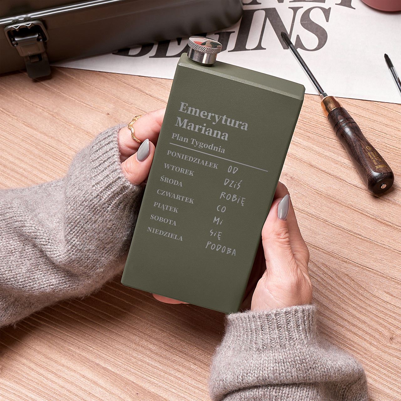 Personalizowana piersiówka - śmieszny prezent dla emeryta piersiówka z grawerem  prezent dla mężczyzny