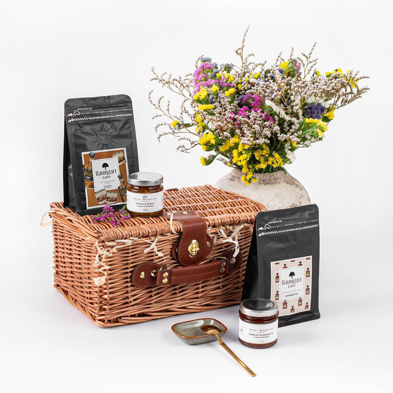 Wiklinowy kosz prezentowy - kawy i konfitury