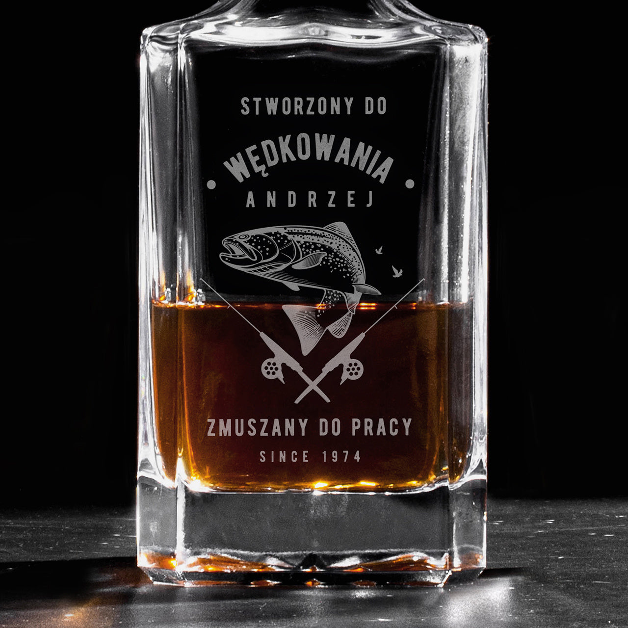 Grawerowana karafka do whisky - prezent dla wędkarza na urodziny