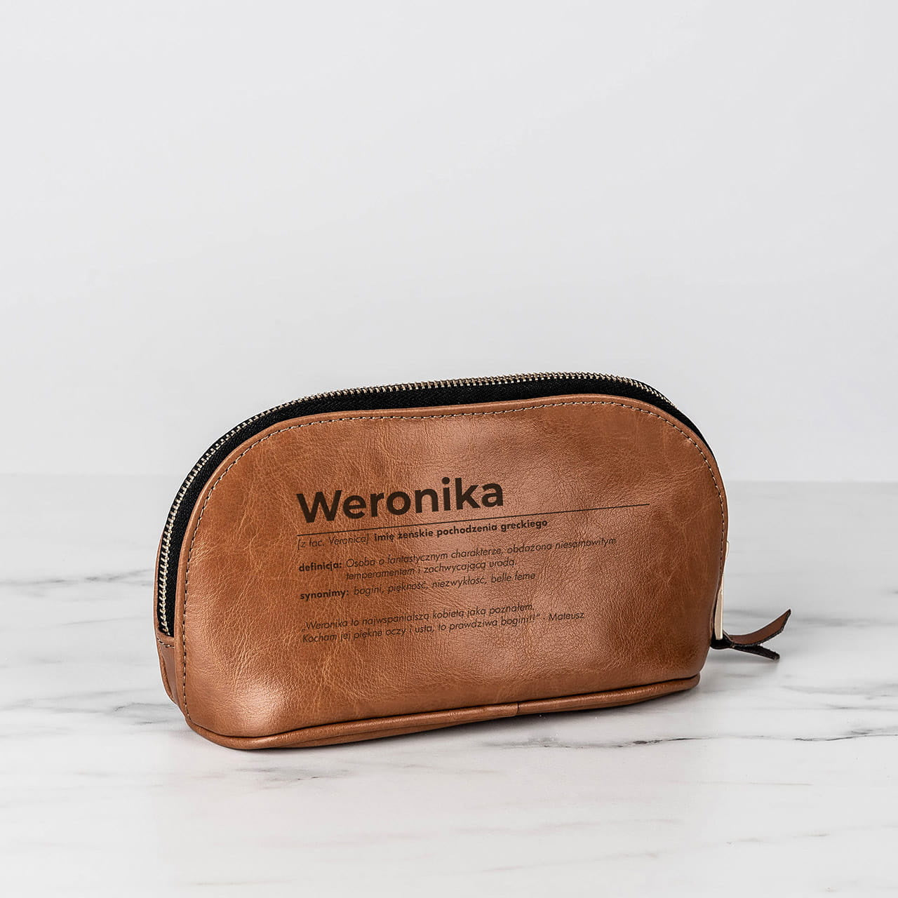 Personalizowana kosmetyczka damska - Definicja - prezent imieninowy dla niej skórzana kosmetyczka