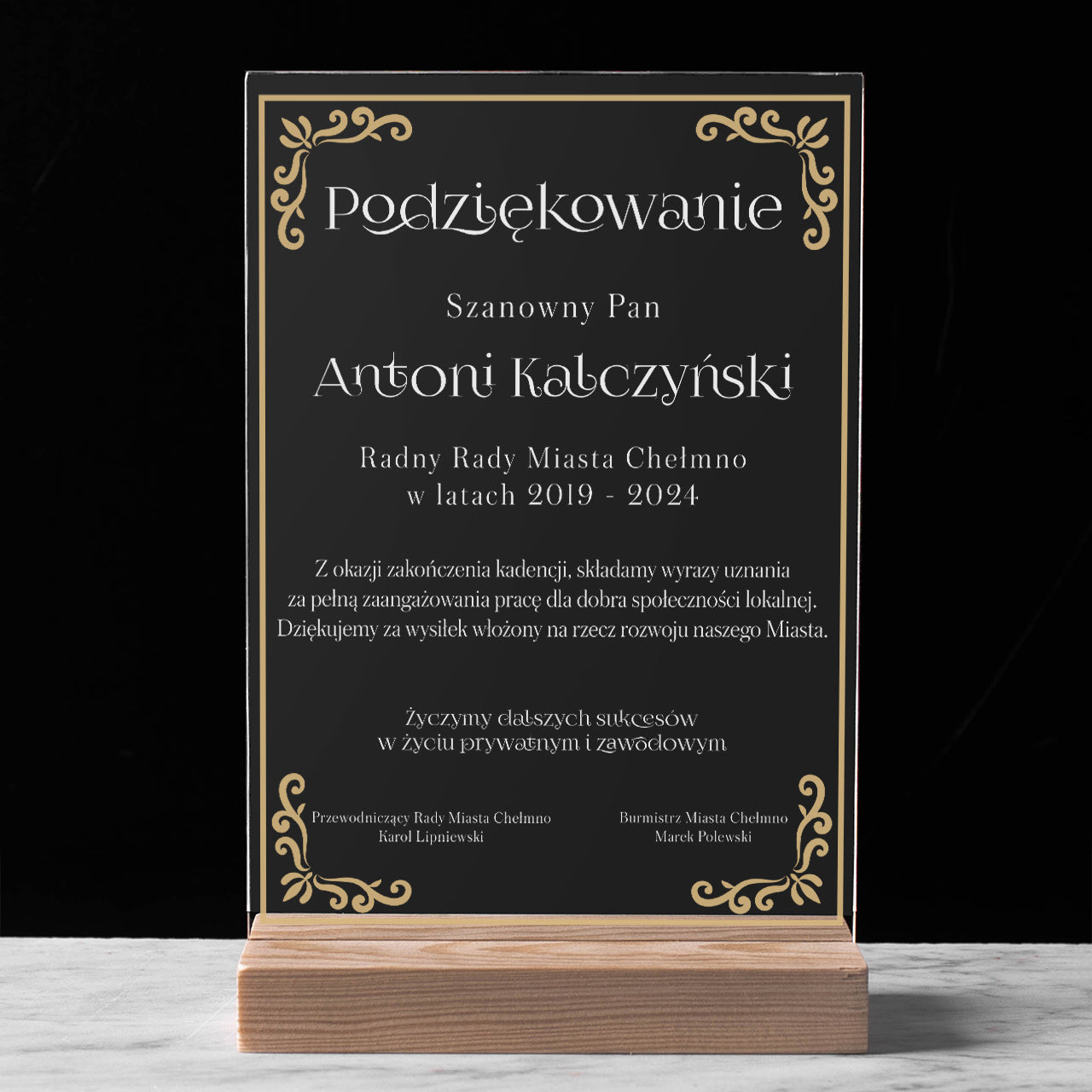 Statuetka z podziękowaniem dla radnego na koniec kadencji