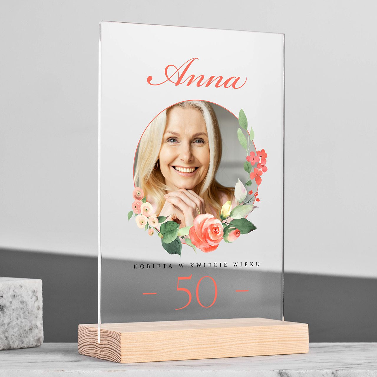 Statuetka na prezent z okazji 50 urodzin - Kobieta w kwiecie wieku