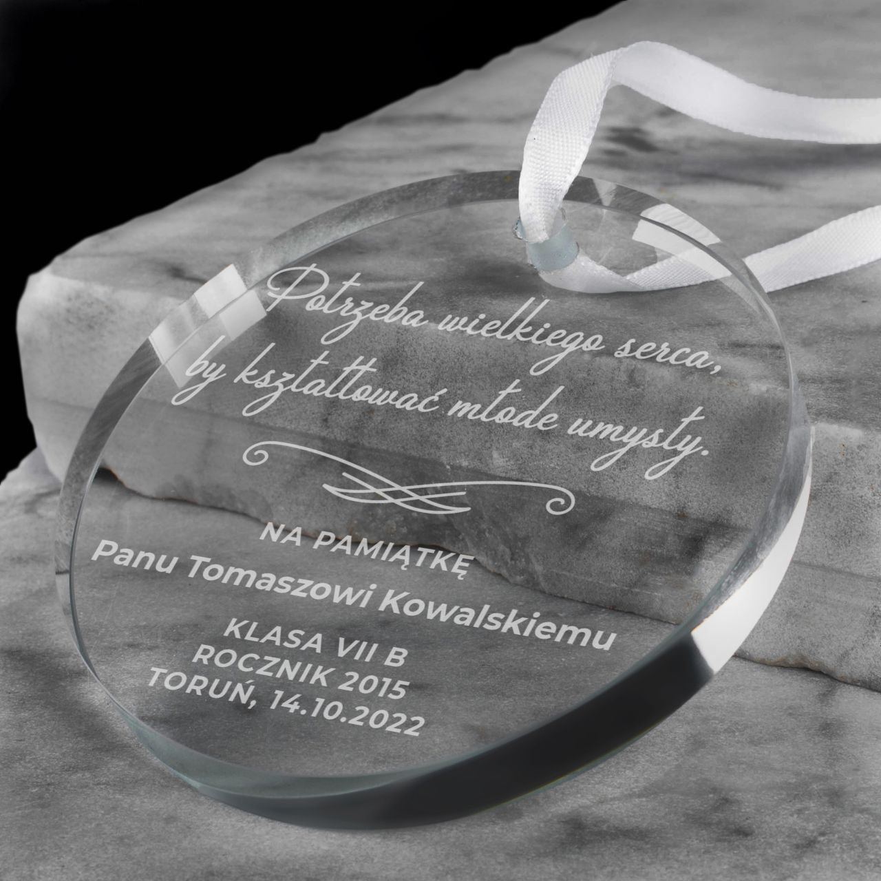 Szklana przywieszka z grawerem - pamiątka dla nauczyciela