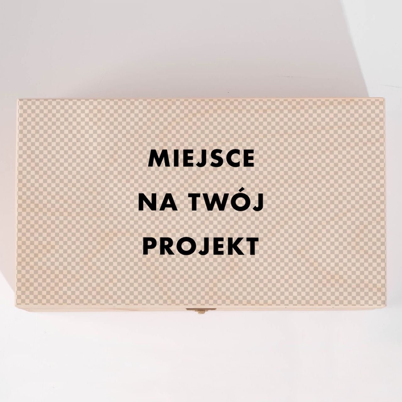 Narzędzia ogrodowe w skrzynce z własnym napisem