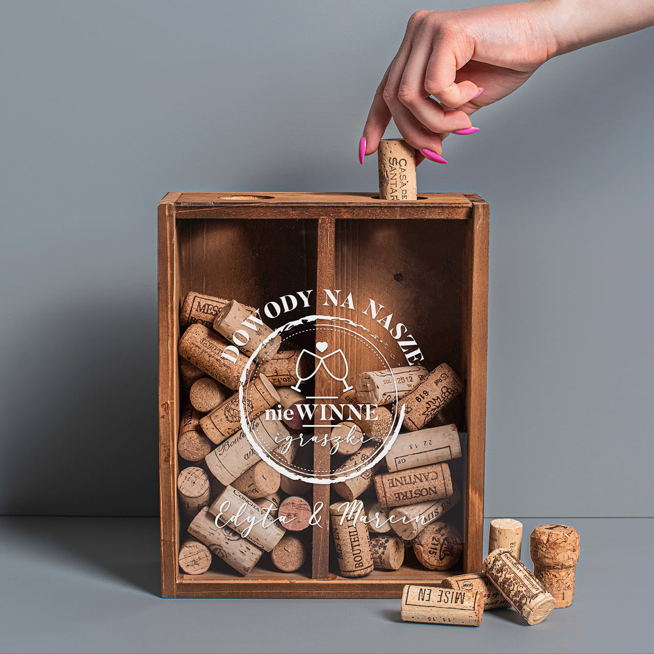 Skrzynka na korki po winie na prezent walentynkowy dla pary prezent dla miłośników wina