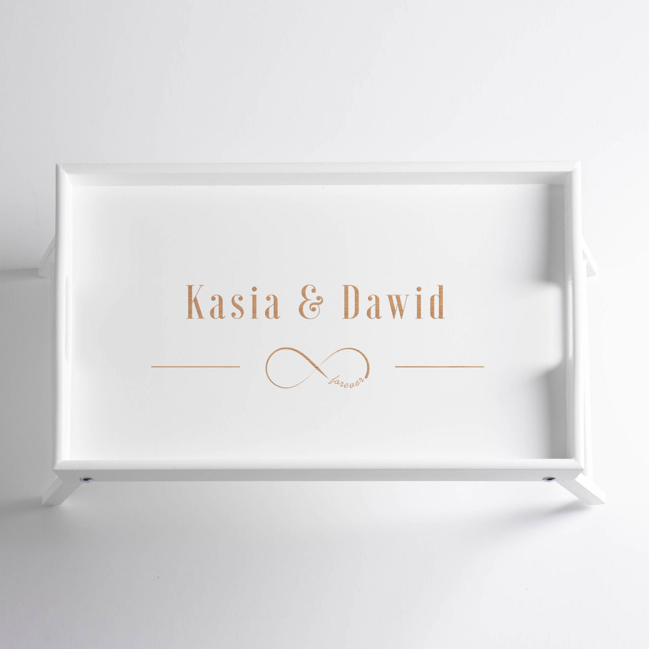 Grawerowany stolik śniadaniowy na prezent dla narzeczonych