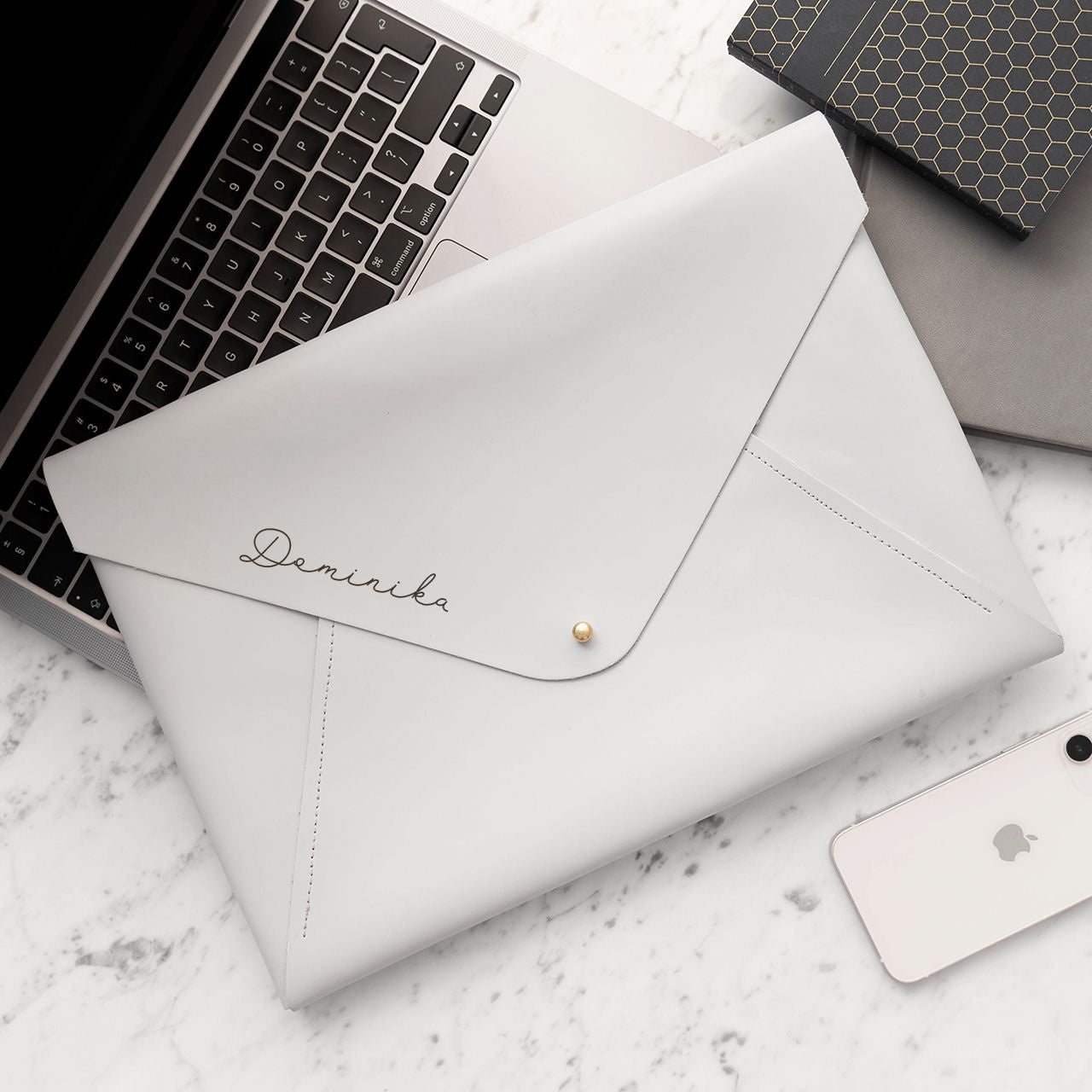 Szare etui na laptopa z imieniem