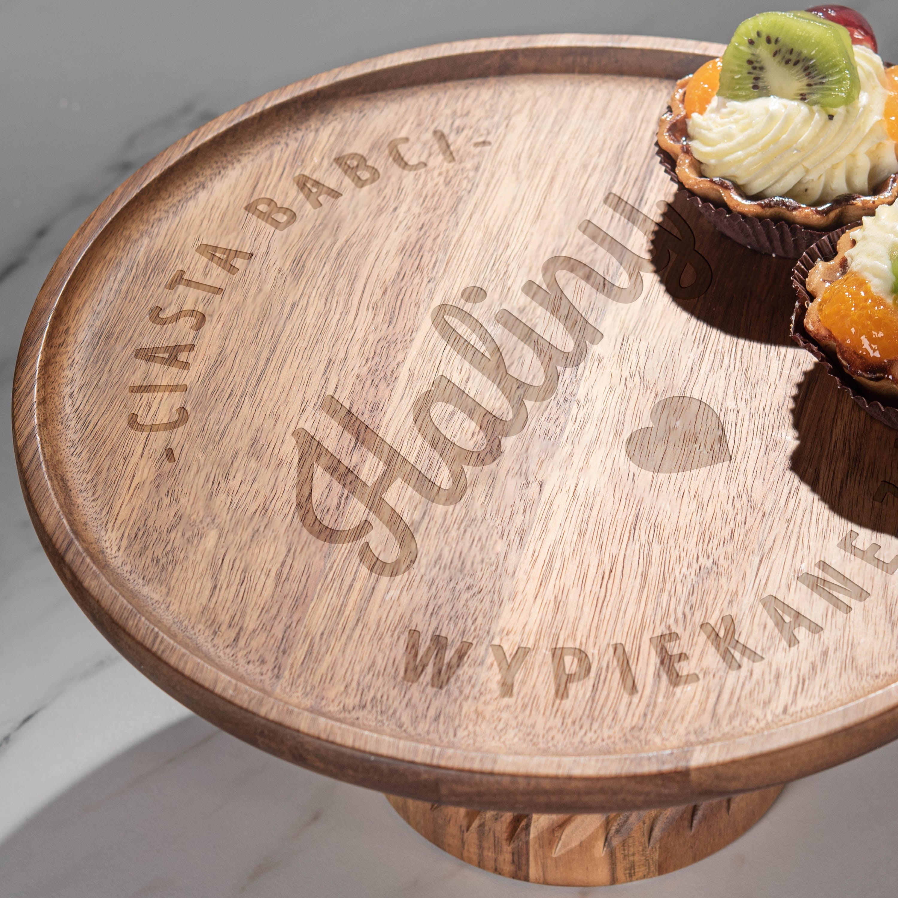 Drewniana patera na nóżce - praktyczny prezent na Dzień Babci