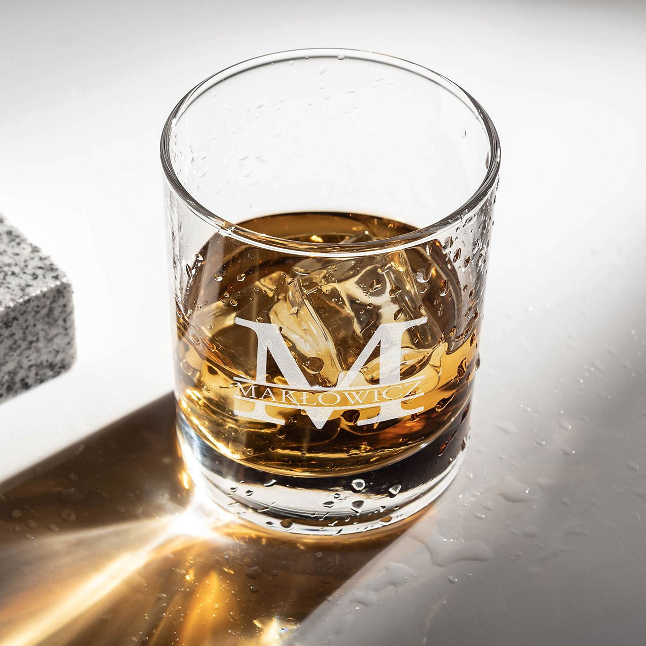 Elegancka szklanka do whisky - prezent urodzinowy dla mężczyzny