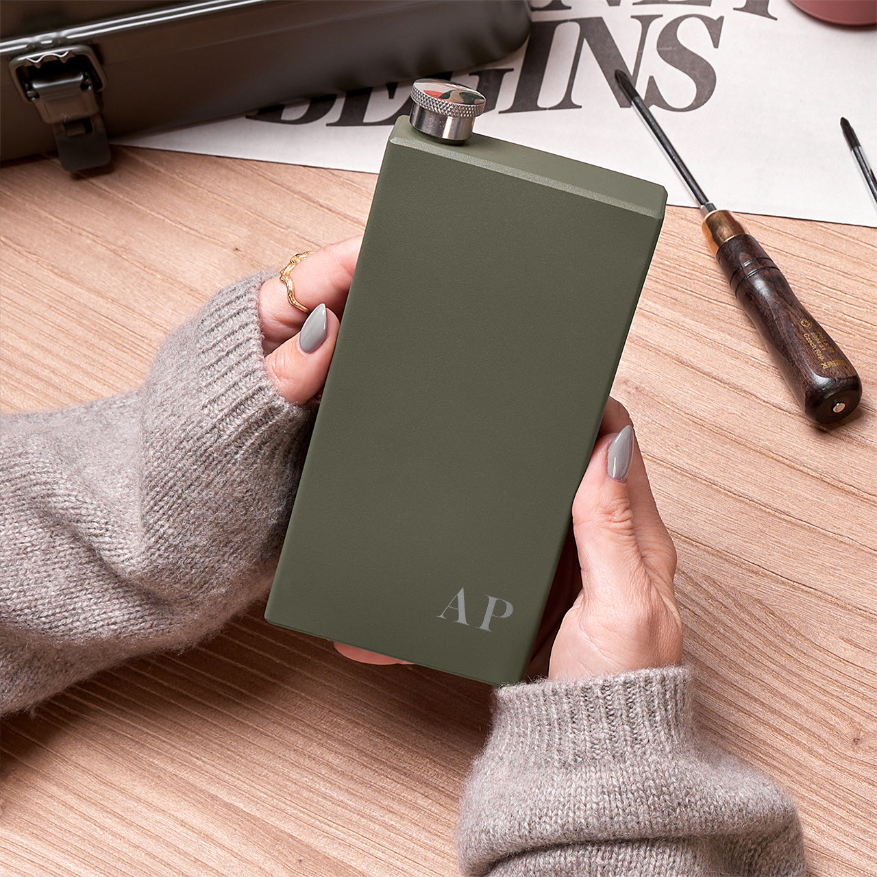 Elegancka piersiówka z grawerem dla mężczyzny