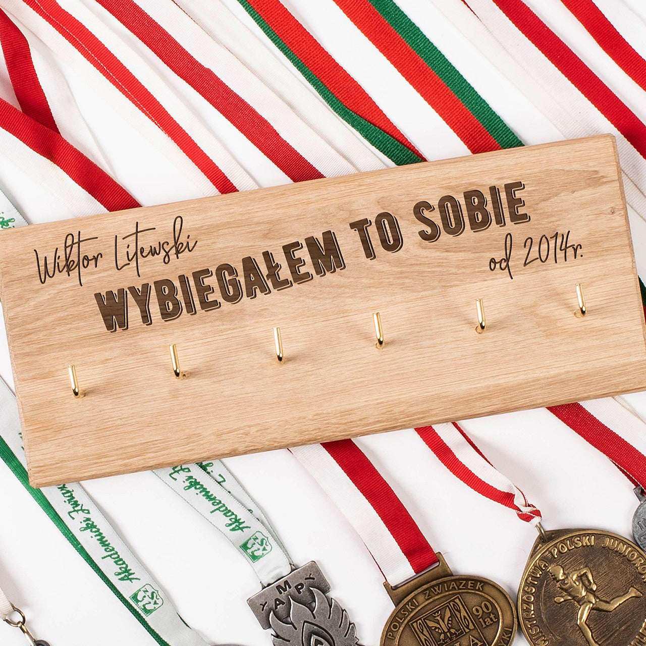 Personalizowany wieszak na medale - prezent dla biegaczy