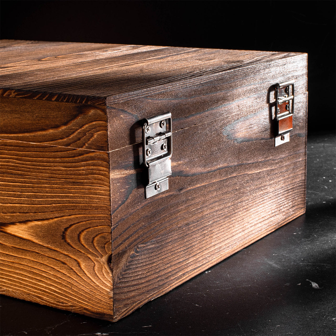 Karaffe mit Gravur und Gläsern in einer Holzkiste - elegantes Geburtstagsgeschenk