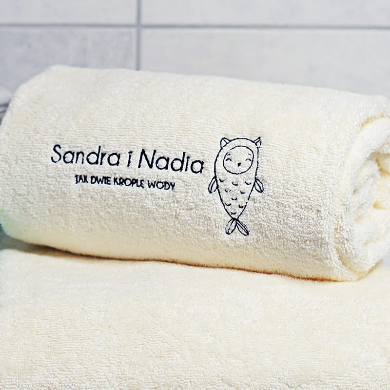 Ręczniki z haftem dla bliźniaczek komplet ręczników ręczniki personalizowane prezent dla bliźniaczek