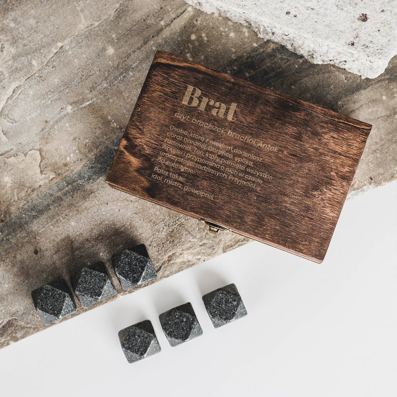 Grawerowane kamienie do whisky dla brata – definicja prezent dla miłośnika whisky prezent dla mężczyzny