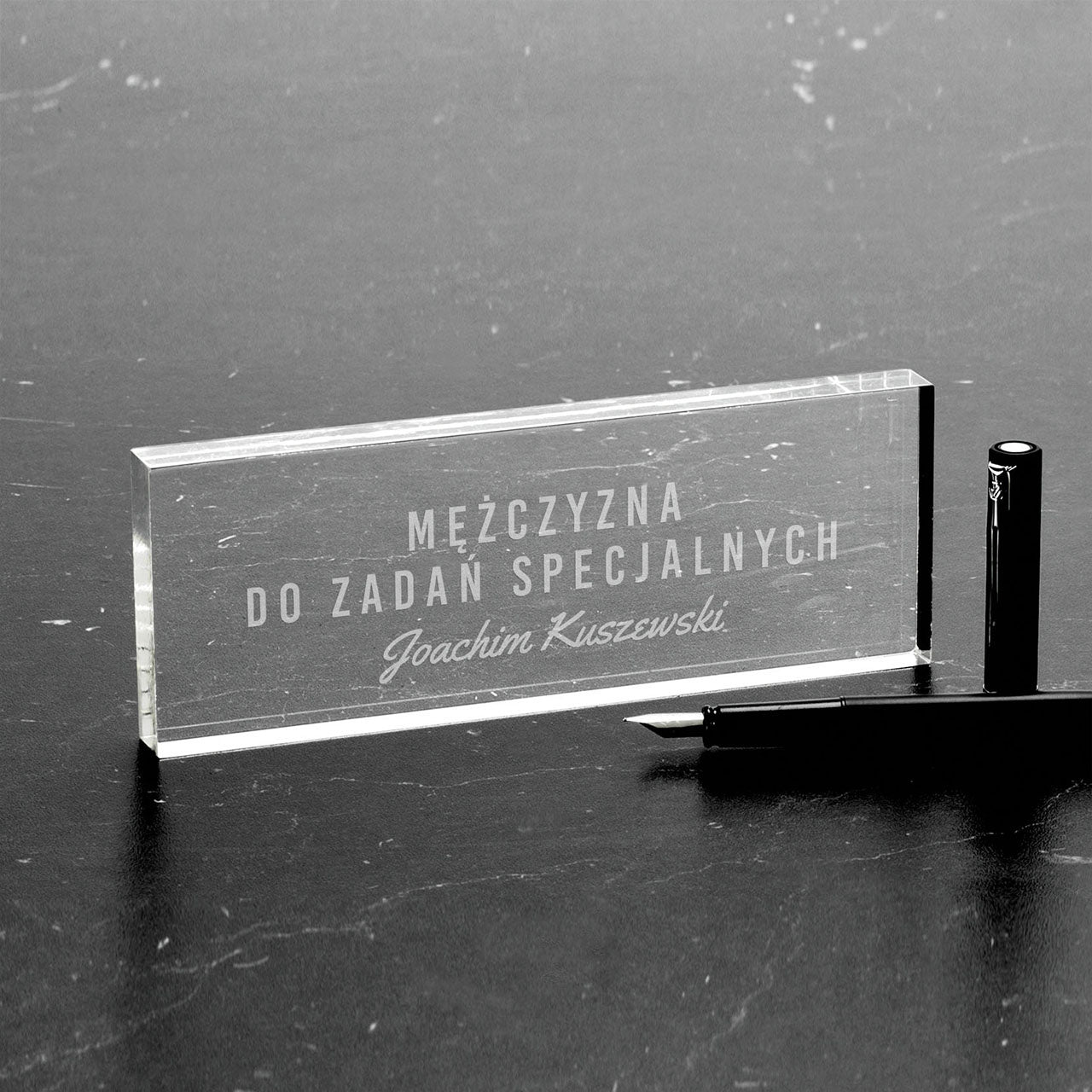 Tabliczka na biurko - upominek dla kolegi z pracy