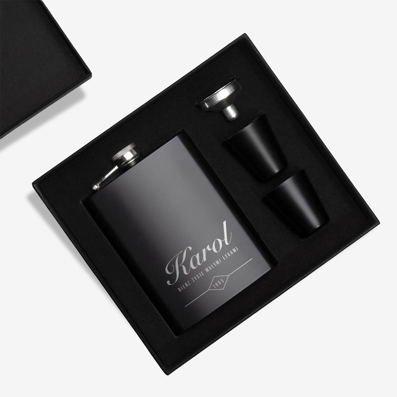 Piersiówka grawerowana - prezent urodzinowy dla kolegi