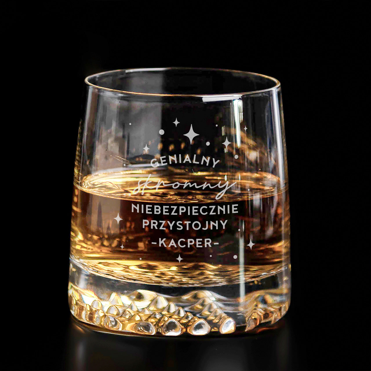 Grawerowana szklaneczka do whisky na prezent dla chłopaka - niebezpiecznie przystojny