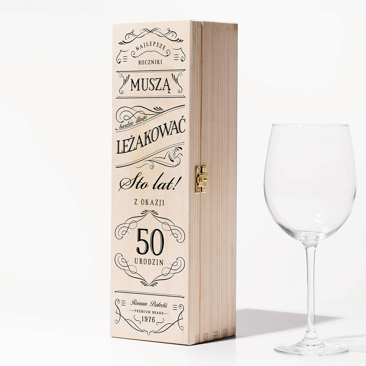 Skrzynka z personalizacją na wino - prezent na 50. urodziny
