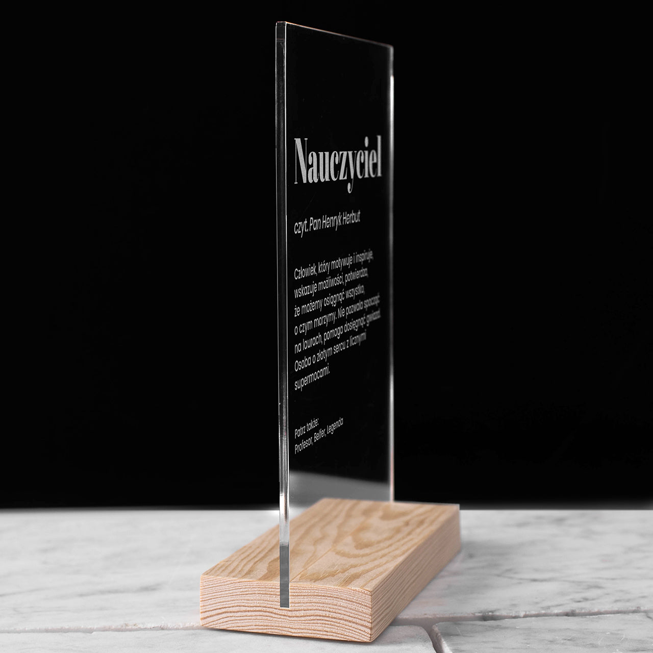 Statuetka dla nauczyciela - prezent z okazji Dnia Nauczyciela